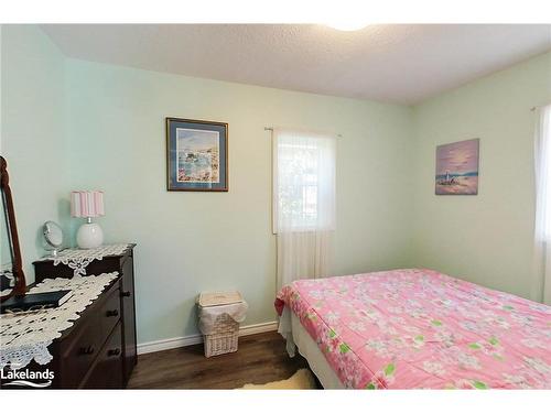 24 13Th Street N, Wasaga Beach, ON - Indoor Photo Showing Bedroom
