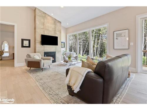 113 Tekiah Road, The Blue Mountains, ON - Indoor Photo Showing Living Room With Fireplace