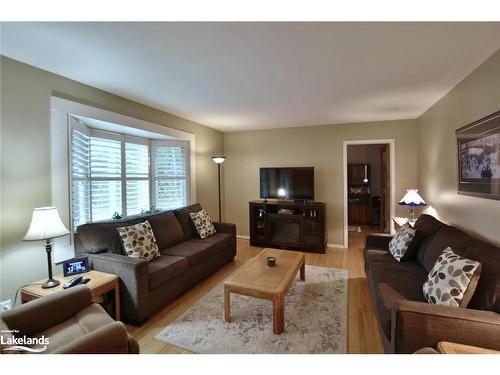 1030 Sixth Street, Clearview, ON - Indoor Photo Showing Living Room
