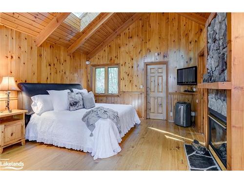 12 Island 2075/Arthur Island, Port Severn, ON - Indoor Photo Showing Bedroom