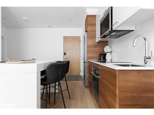 206-120 Carrick Trail, Gravenhurst, ON - Indoor Photo Showing Kitchen With Upgraded Kitchen