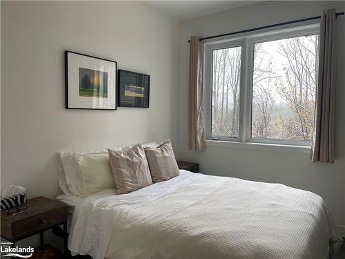 202-18 Beckwith Lane, The Blue Mountains, ON - Indoor Photo Showing Bedroom