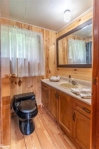 1020 Gordonier Lake Road Private, Bracebridge, ON - Indoor Photo Showing Bathroom