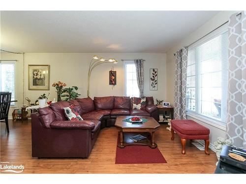 97 New York Avenue, Wasaga Beach, ON - Indoor Photo Showing Living Room