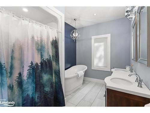 379 Santas Village Road, Bracebridge, ON - Indoor Photo Showing Bathroom