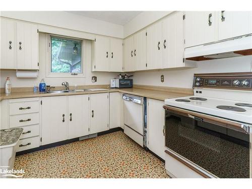 59 Mcdonald Street, Bracebridge, ON - Indoor Photo Showing Kitchen With Double Sink