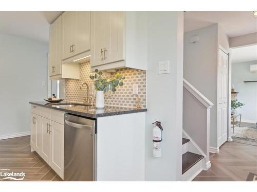 24 Jason Square, Brampton, ON - Indoor Photo Showing Kitchen With Upgraded Kitchen