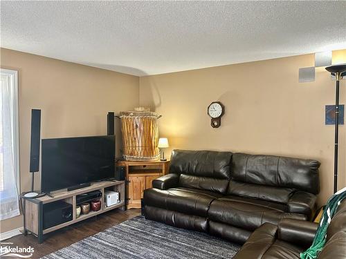 20-1591 Hidden Valley Road, Huntsville, ON - Indoor Photo Showing Living Room