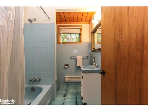 19 Macedonia Circle, Tiny, ON - Indoor Photo Showing Bathroom