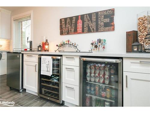 16 Sunset Court, Wasaga Beach, ON - Indoor Photo Showing Kitchen