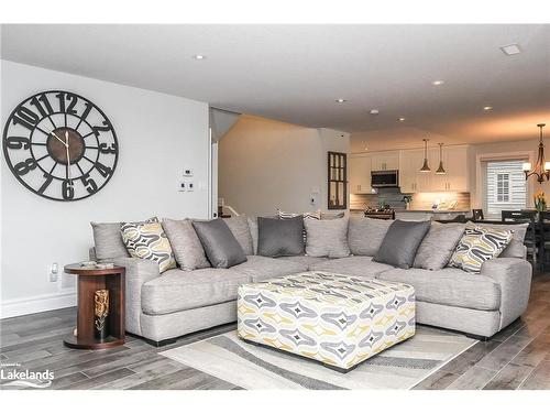 16 Sunset Court, Wasaga Beach, ON - Indoor Photo Showing Living Room