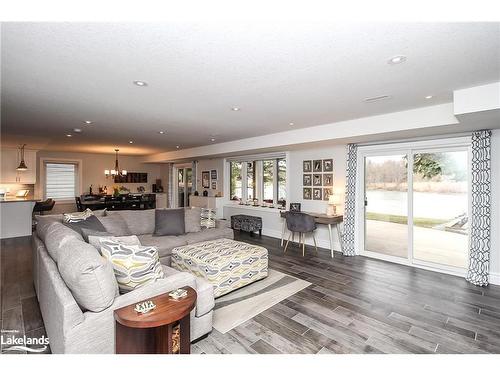 16 Sunset Court, Wasaga Beach, ON - Indoor Photo Showing Living Room