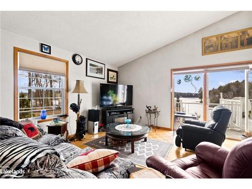 39 Little Finland Rd, Seguin, ON - Indoor Photo Showing Living Room