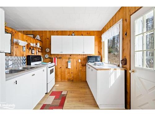 39 Little Finland Rd, Seguin, ON - Indoor Photo Showing Kitchen With Double Sink