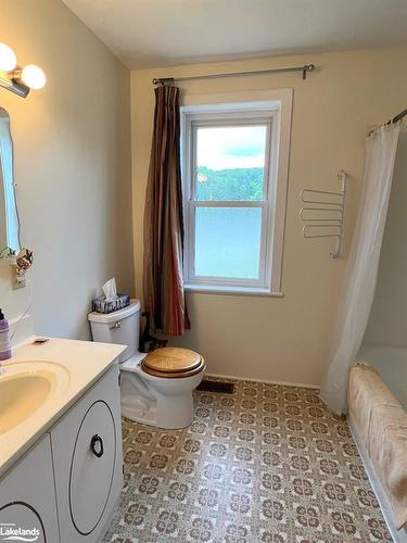 2316 Loop Road, Wilberforce, ON - Indoor Photo Showing Bathroom