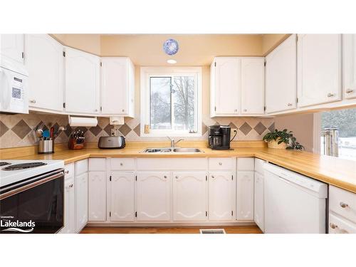 33 Centennial Heights Court, Meaford, ON - Indoor Photo Showing Kitchen With Double Sink