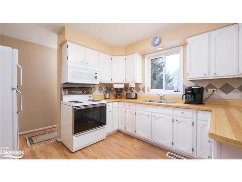 33 Centennial Heights Court, Meaford, ON - Indoor Photo Showing Kitchen With Double Sink