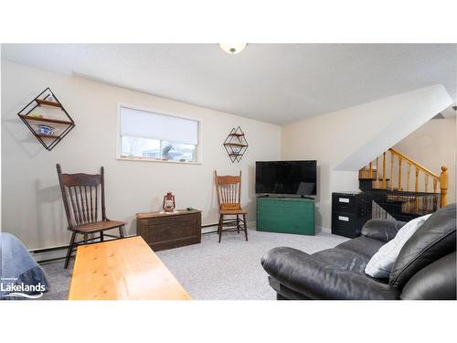 33 Centennial Heights Court, Meaford, ON - Indoor Photo Showing Living Room