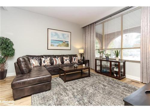 60 42Nd Street S, Wasaga Beach, ON - Indoor Photo Showing Living Room