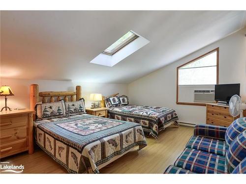 5720 Kahshe Lake, Gravenhurst, ON - Indoor Photo Showing Bedroom