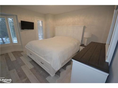 8-15 28Th Street N, Wasaga Beach, ON - Indoor Photo Showing Bedroom