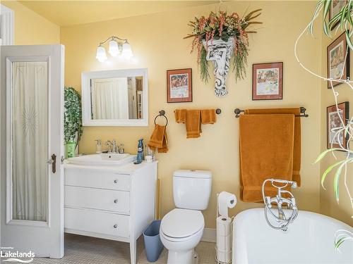 204 Beaumont Drive, Bracebridge, ON - Indoor Photo Showing Bathroom