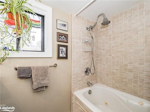 204 Beaumont Drive, Bracebridge, ON - Indoor Photo Showing Bathroom