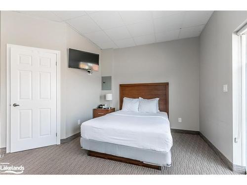 109-361 Mosley Street, Wasaga Beach, ON - Indoor Photo Showing Bedroom