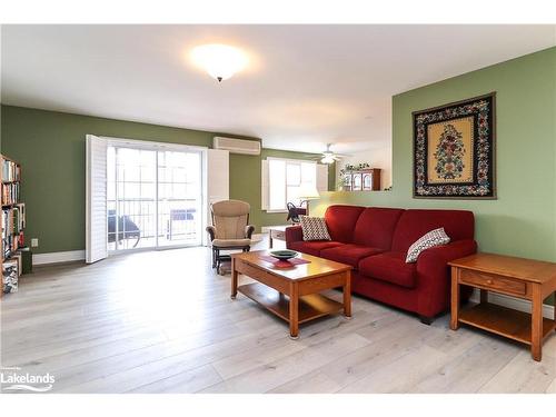 205-435 Walnut Street, Collingwood, ON - Indoor Photo Showing Living Room