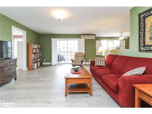 205-435 Walnut Street, Collingwood, ON - Indoor Photo Showing Living Room