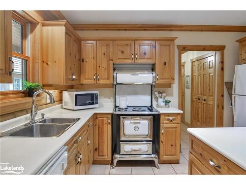 1078 North Drive, Minett, ON - Indoor Photo Showing Kitchen With Double Sink