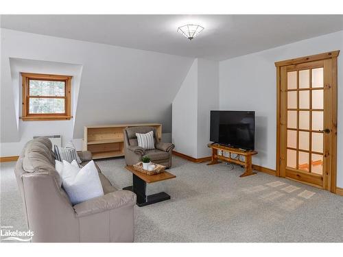 1078 North Drive, Minett, ON - Indoor Photo Showing Living Room