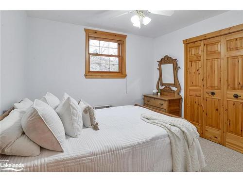 1078 North Drive, Minett, ON - Indoor Photo Showing Bedroom