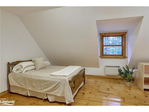 1078 North Drive, Minett, ON - Indoor Photo Showing Bedroom