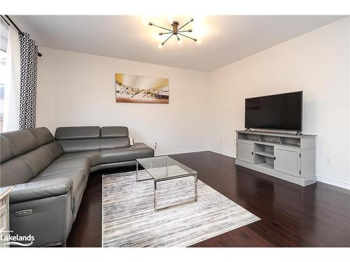 89 Kirby Avenue, Collingwood, ON - Indoor Photo Showing Living Room