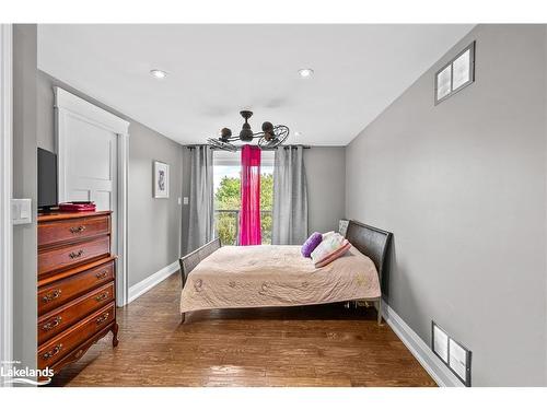 32 Murray Street, Barrie, ON - Indoor Photo Showing Bedroom