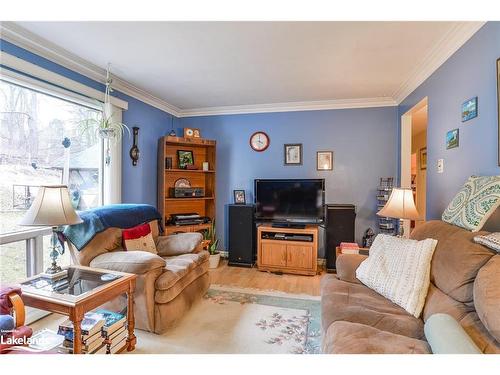 366 Arthur Street, Orillia, ON - Indoor Photo Showing Living Room