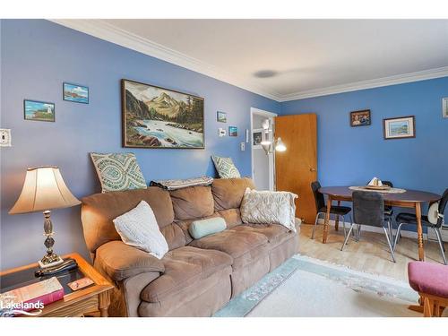 366 Arthur Street, Orillia, ON - Indoor Photo Showing Living Room