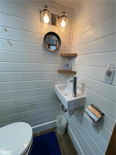 91.5 King Road, Waubaushene, ON - Indoor Photo Showing Bathroom