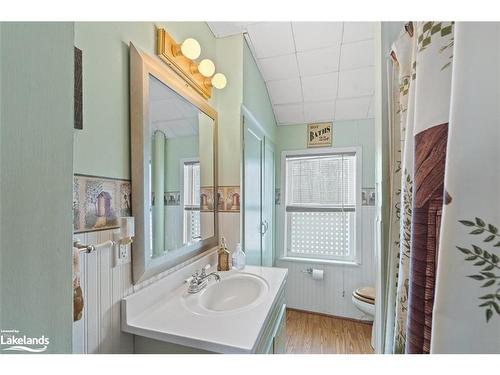 1011 Queen'S Walk Road, Torrance, ON - Indoor Photo Showing Bathroom
