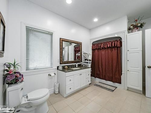 2411 118 Highway E, Bracebridge, ON - Indoor Photo Showing Bathroom