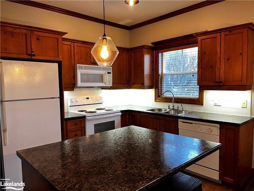 110-184 Snowbridge Way, The Blue Mountains, ON - Indoor Photo Showing Kitchen With Double Sink