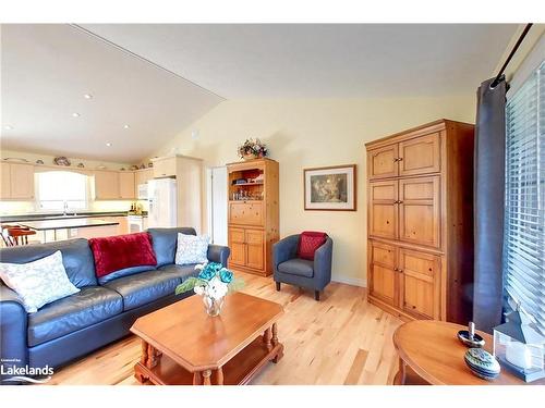 34 Meadow Lane, Meaford, ON - Indoor Photo Showing Living Room