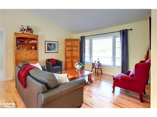 34 Meadow Lane, Meaford, ON - Indoor Photo Showing Living Room