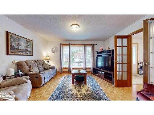 8 Geraldes Gardens, Wasaga Beach, ON - Indoor Photo Showing Living Room