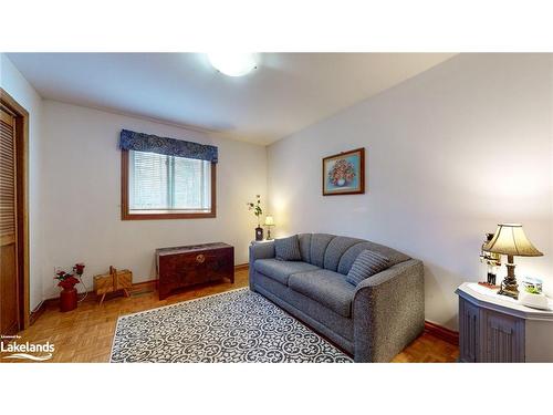 8 Geraldes Gardens, Wasaga Beach, ON - Indoor Photo Showing Living Room