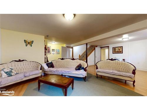 8 Geraldes Gardens, Wasaga Beach, ON - Indoor Photo Showing Living Room