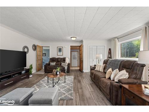 3875 Loop Road, Harcourt, ON - Indoor Photo Showing Living Room