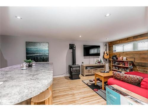 17 Hill Top Drive, Penetanguishene, ON - Indoor Photo Showing Living Room