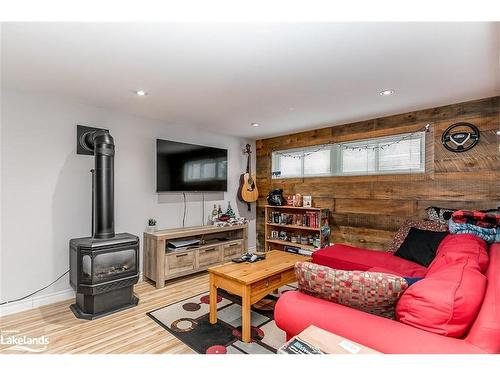 17 Hill Top Drive, Penetanguishene, ON - Indoor Photo Showing Living Room